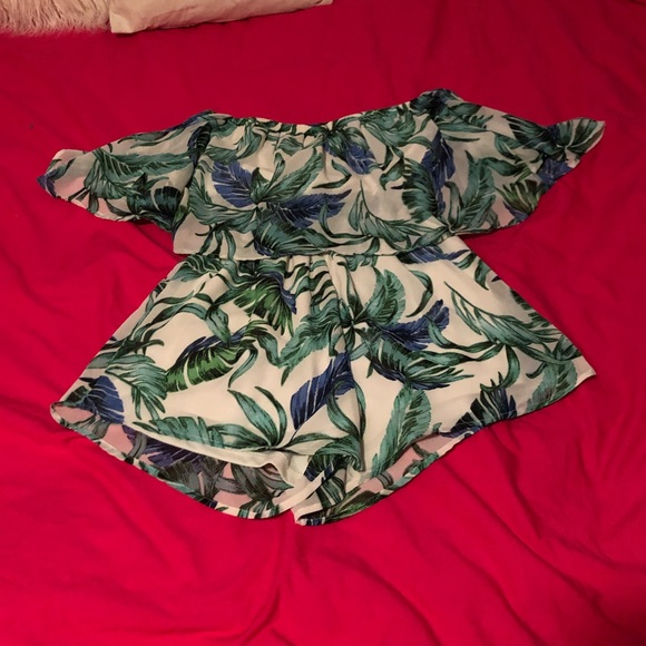 NWOT Fun and summery jungle design romper - Picture 2 of 3
